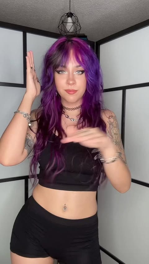 Instagram post by @resauvi for ROMWE. Caption reads: 🎧🙂‍↕️🎶 publi(regalo)
💻For @romwe Store on....