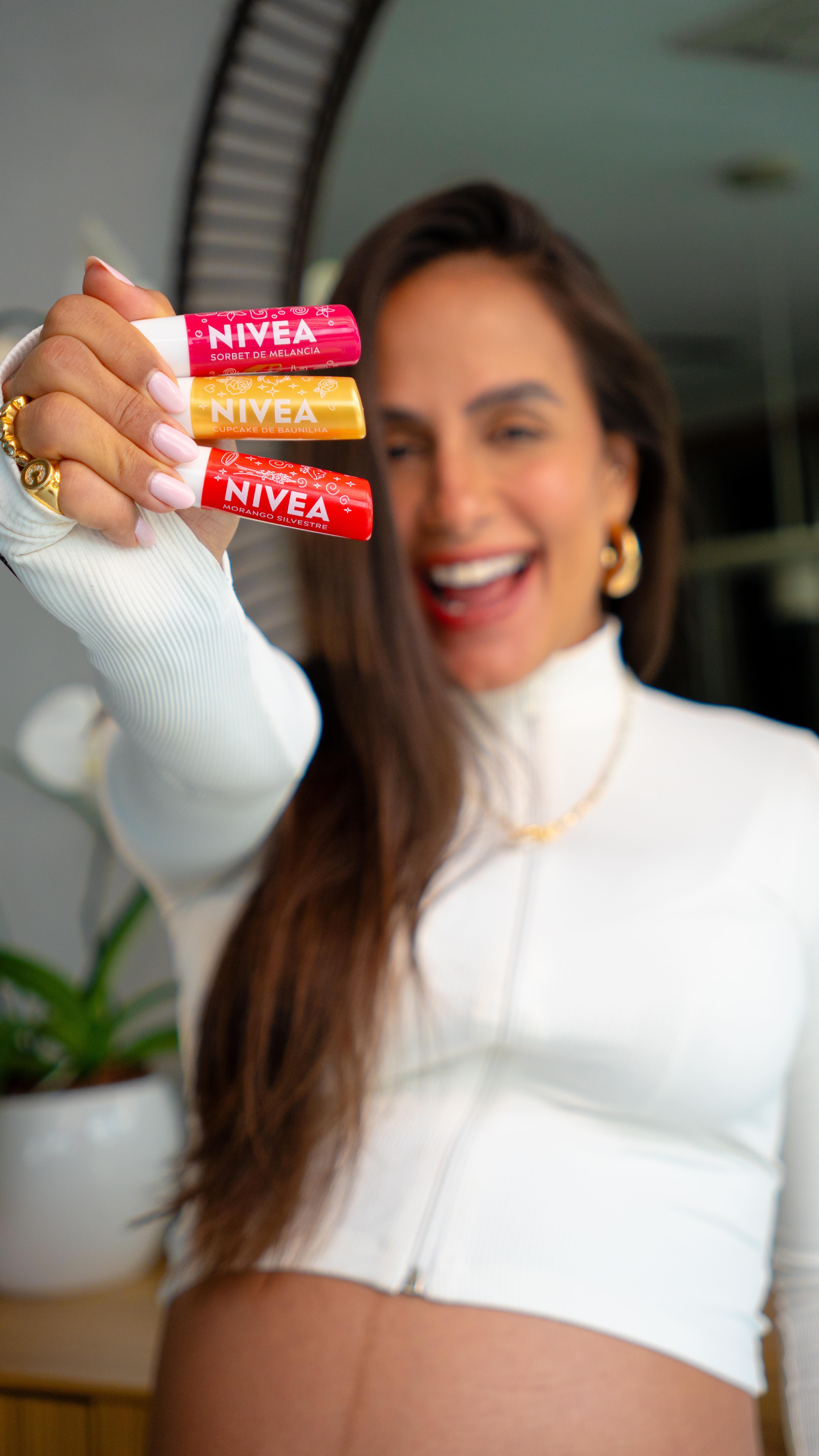 Instagram post by @carolpeixinho for Nivea. Caption reads: Já percebeu que até os lábios pedem cuidado....