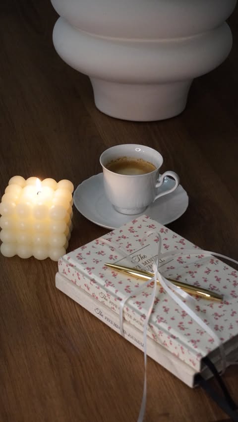 Instagram post by @alessiakyryo for Intelligent Change. Caption reads: [...] with The Five Minute Journal from....