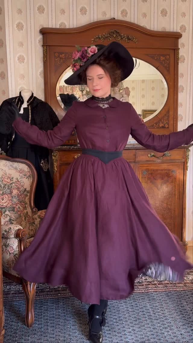 Instagram post by @duchess.milianda for Son de Flor. Caption reads: One dress… two completely different eras ✨
With my....