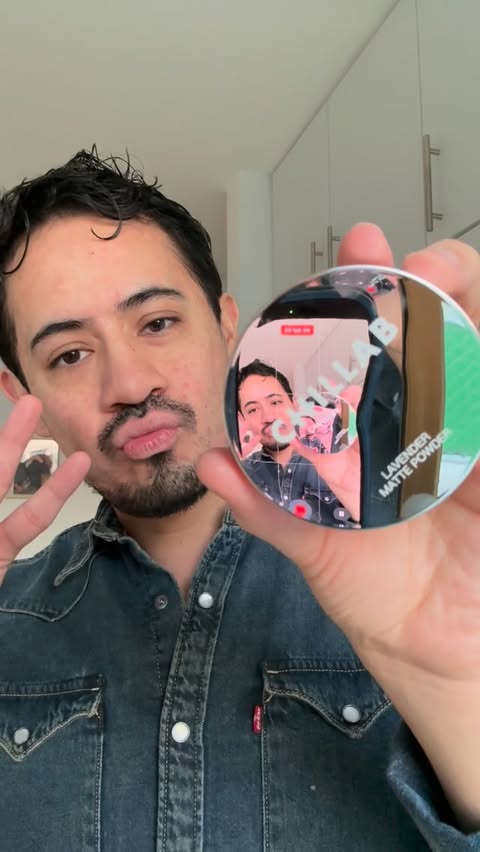 Instagram post by @axe_molina for Chillab. Caption reads: [...] polvo viral matificador de lavanda de....