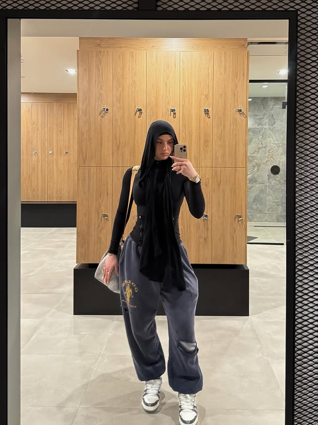 Instagram post by @sarah.fht for YoungLA. Caption reads: [...] of these sweat pants ☺️

Gold’s Gym x....