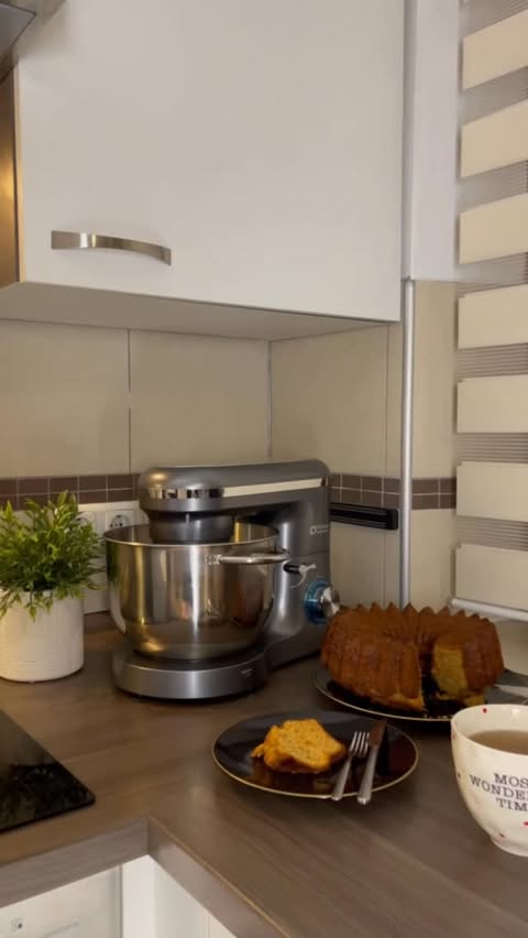 Instagram post by @pinarvibes_ for Kitcheninthebox. Caption reads: I’ve found my new favorite kitchen helper and I....