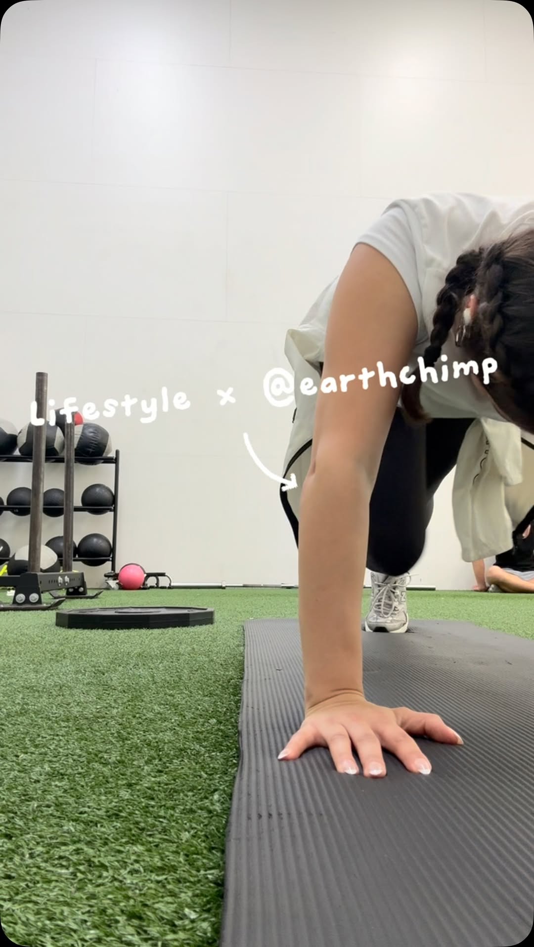 Instagram post by @ingrid.clarios for EarthChimp. Caption reads: LIFESTYLE X EARTCHIMP 🙊🍌 @earthchimp is a plant....