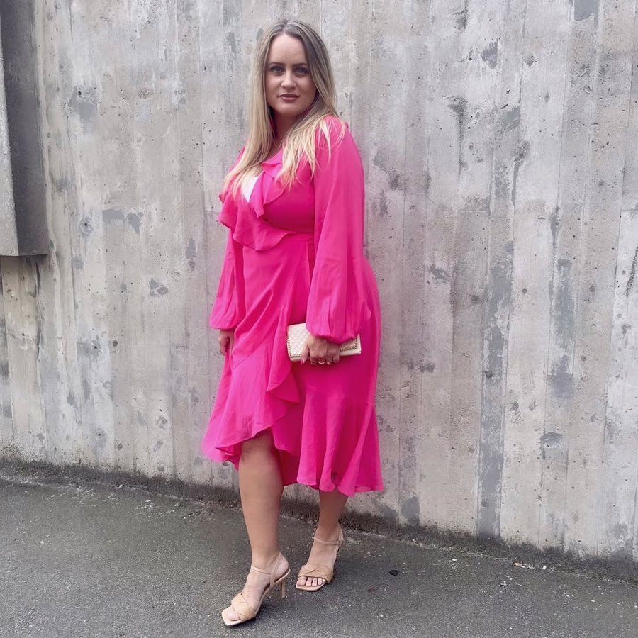 Instagram post by @danssandra for Ellos. Caption reads: AD

Dress up in pink with @ellosofficial....