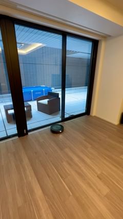 Instagram post by @rapeblossoms3611 for iRobot Japan. Caption reads: 新居でロボット掃除機 ルンバ....