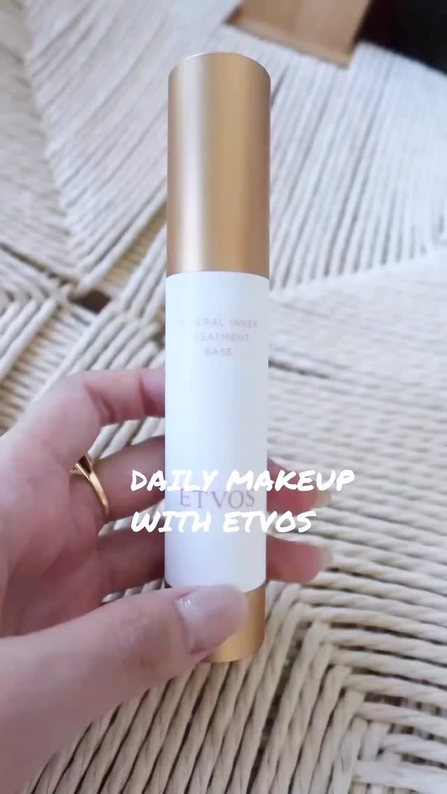 Instagram post by @mi_smile25 for ETVOS. Caption reads: 日頃から大好きで愛用しているミネラルインナートリートメントベースから限定カラーのマカロンピンクが登場....