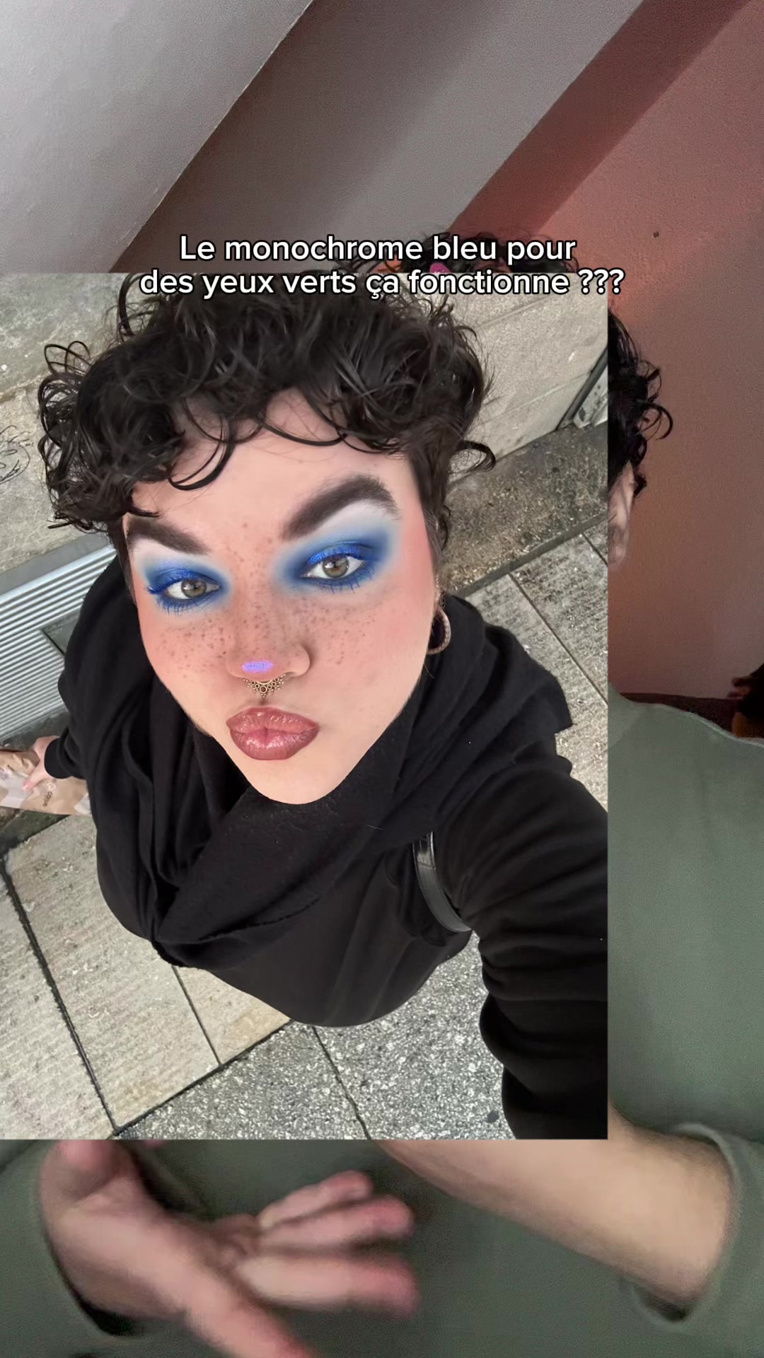 TikTok post by @_stayweiird for Too Faced. Caption reads: Qui aime le bleu ici 💙💙💙 ?? • • Produits....