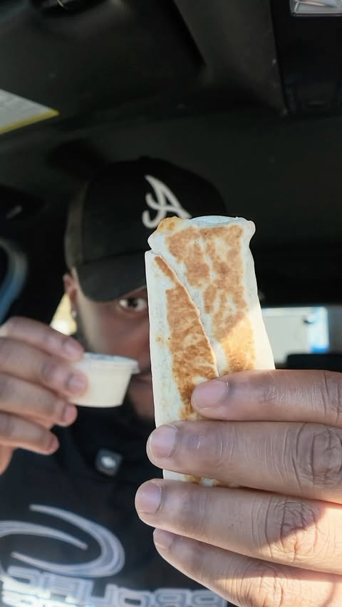 Instagram post by @yoyoyummyyy for Taco Bell. Caption reads: [...] the new Double Dipping Burritos from....