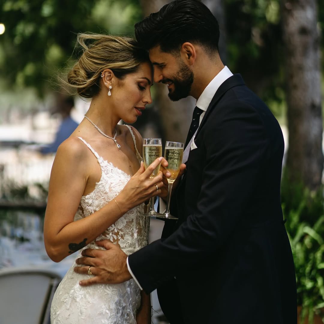 Instagram post by @aracilnaza for Mr Wonderful. Caption reads: Por las aventuras que nos esperan y los brindis....