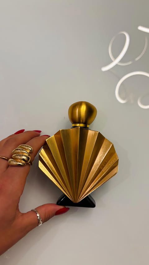 Instagram post by @dailygiovannalbu for NINA RICCI. Caption reads: [...] obsessão is called Vénus Intense by....