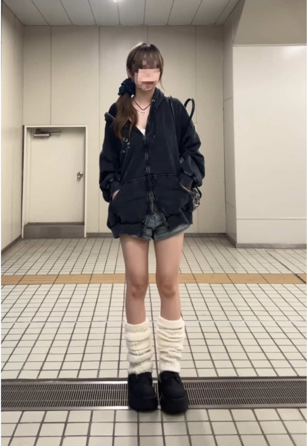 TikTok post by @minestrone_oo for That’s life. Caption reads: 今流行ってるタイトな服もかわいいけど、ダボパーカー×短パン着てる女の子ほんとかわいい....