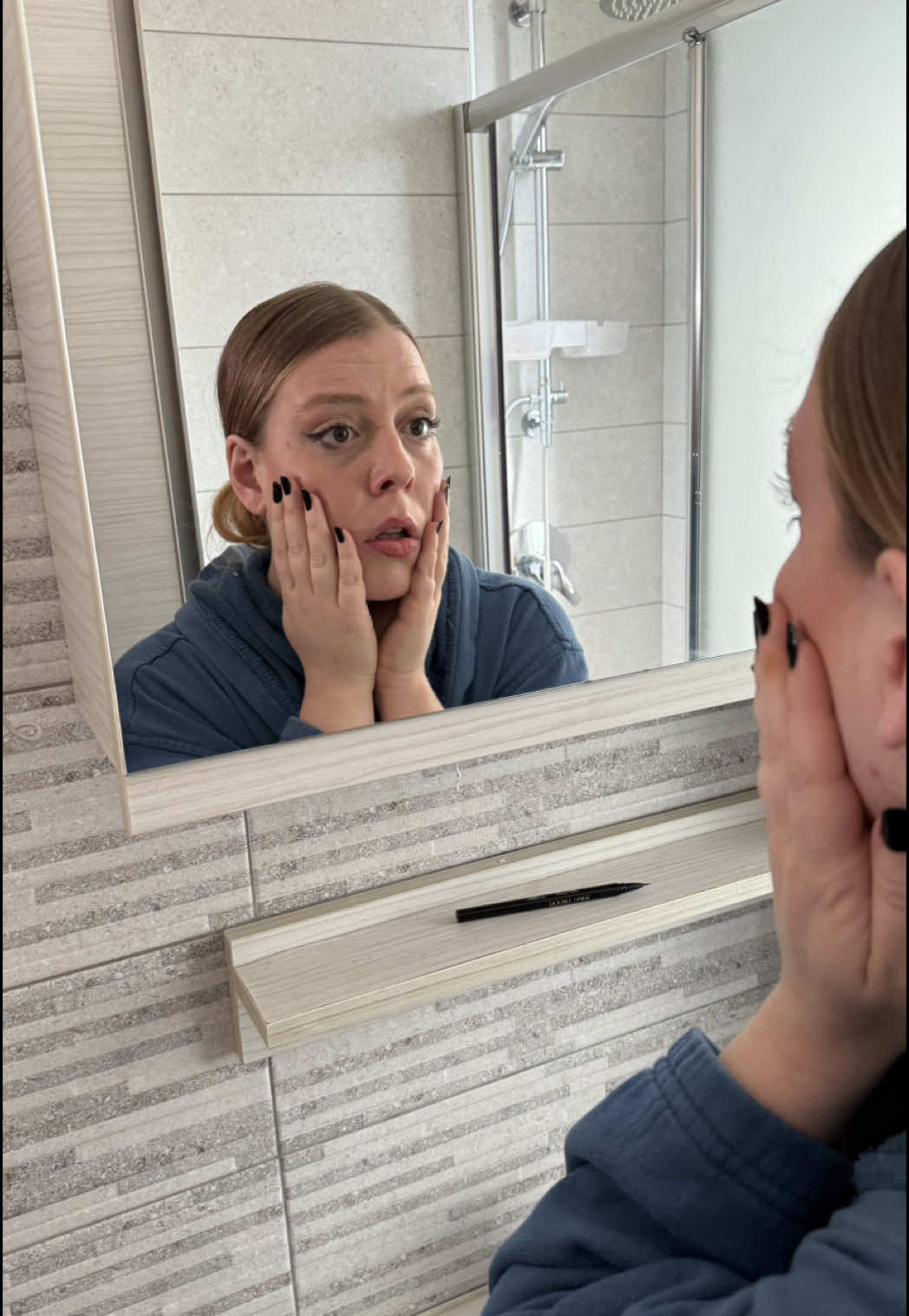 TikTok post by @quellocheledonne for Gillette Venus. Caption reads: Mai uscita una linea dell'eyeliner così dritta… ....