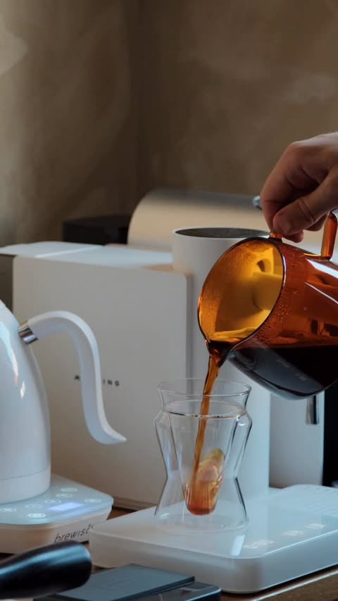 Instagram post by an influencer for Espresso Perfetto Türkiye. Caption reads: “öğle arasında ofisimdeki kahveleri beğenmiyorum,....