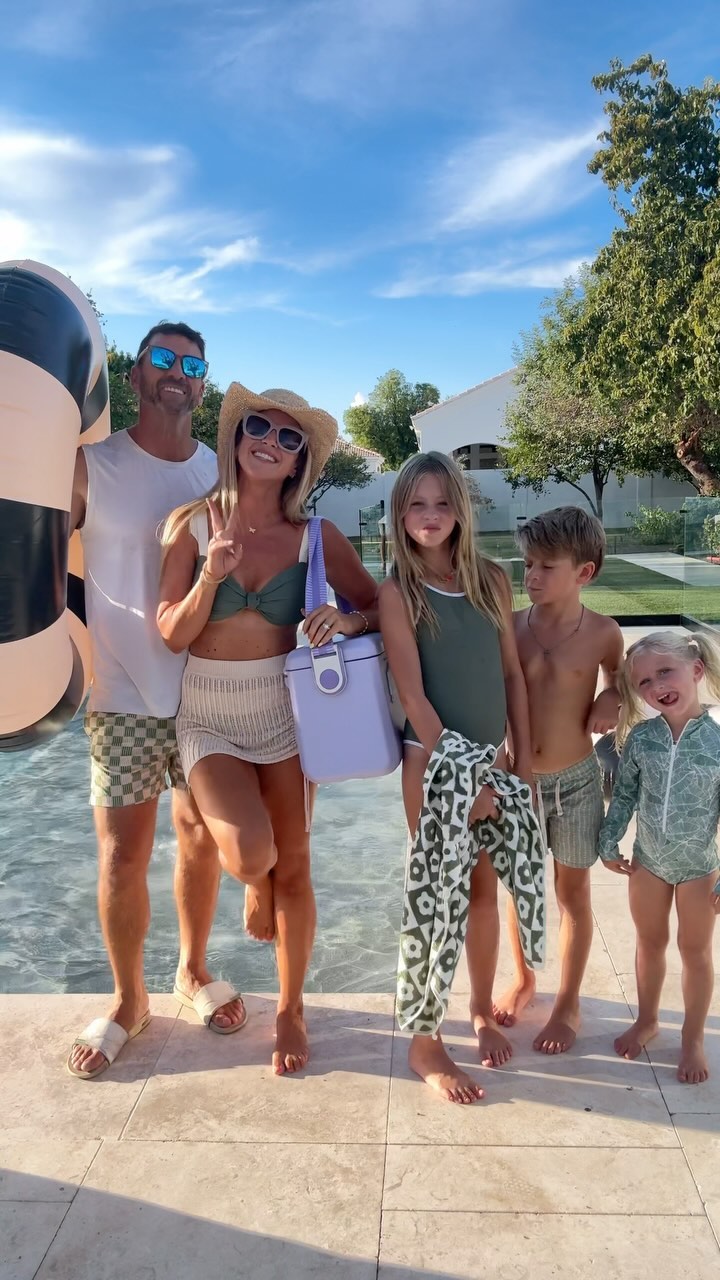 Instagram post by @lolo_webb for Mott's. Caption reads: #ad With these hot summer temps, a pool day isn’t....