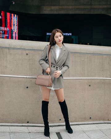 Instagram post by @feelssoyoung for Valextra. Caption reads: #ad 
🍂
⠀
⠀
⠀
⠀
⠀
#발렉스트라 #valextra....