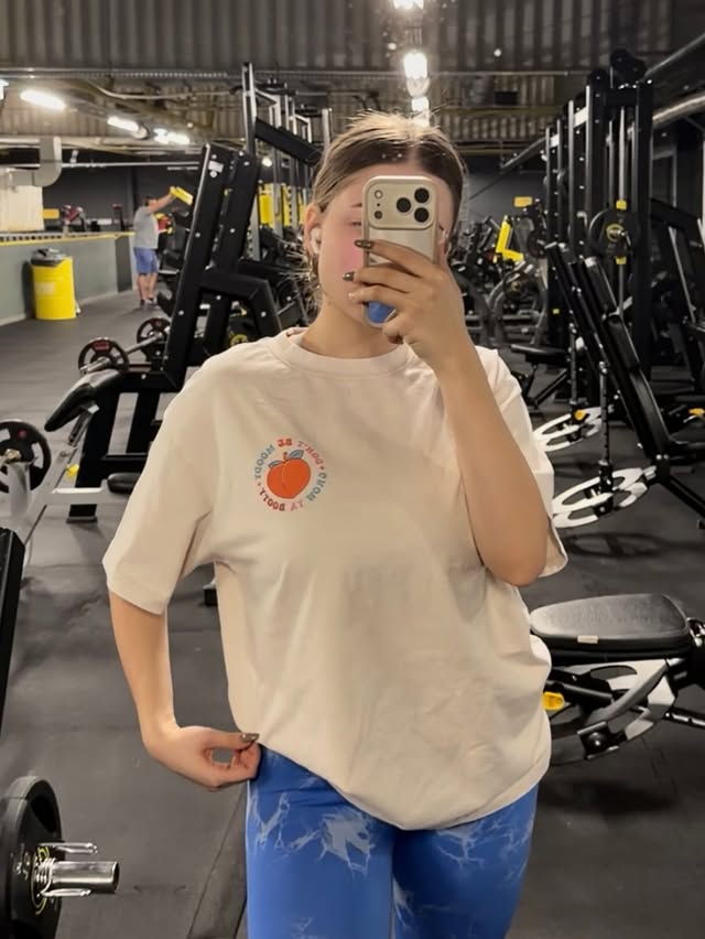 Instagram post by @sandra_osyra for Ironpanda. Caption reads: Koszulka od @ironpanda_fitness 💛 „SO25” -25%....