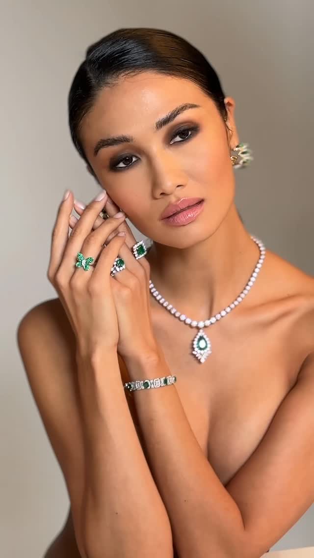 Instagram post by @yulia_sv for WILHELMINA. Caption reads: Simplicity 💎 is key when you’re wearing diamonds....