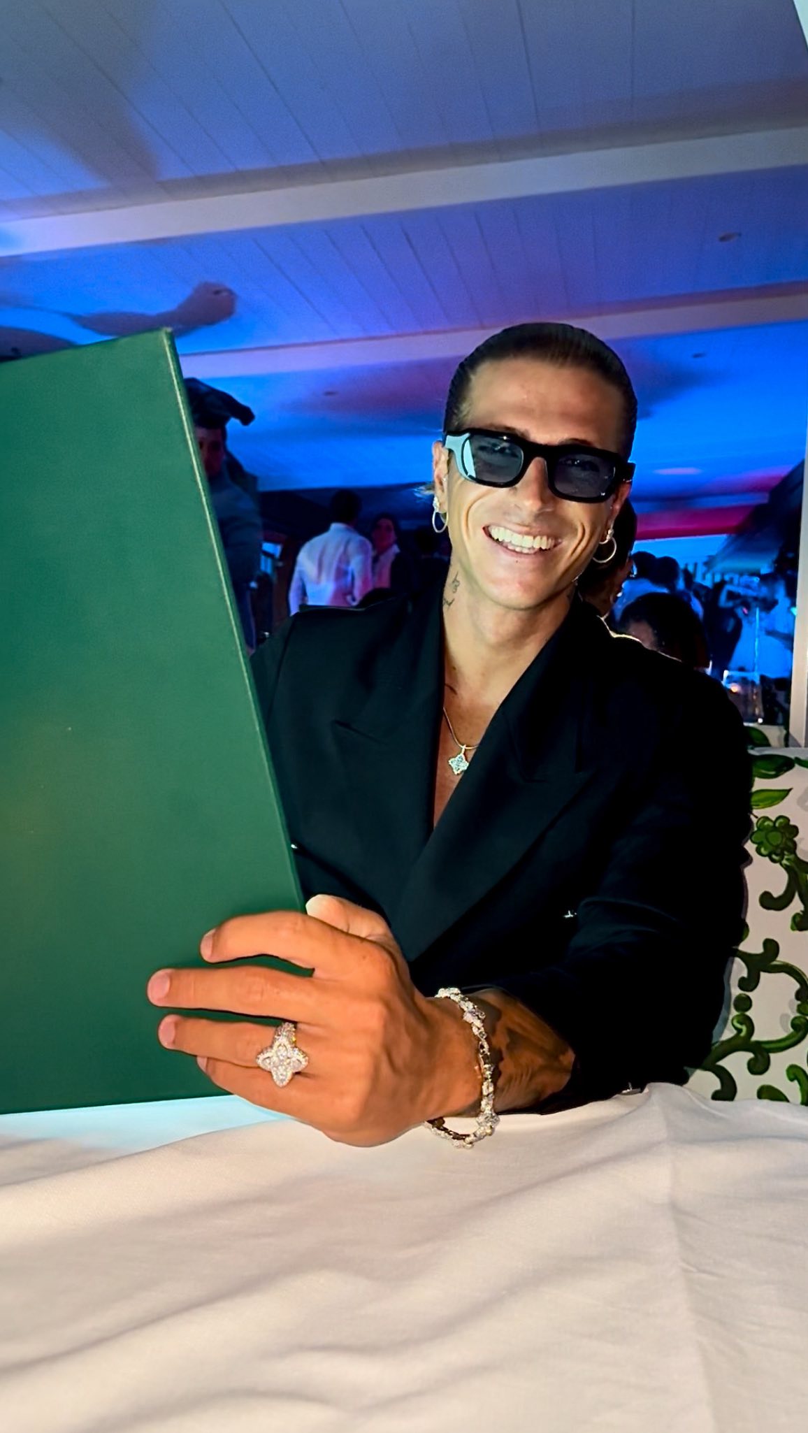 Instagram post by @iamsamuelegiovannelli for Aporro. Caption reads: [...] #viralvideos #ootd #sunglasses #jewelry....
