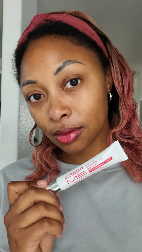 Instagram post by @thebeautybeau for Dermelect. Caption reads: [...] start the day, this is for you 👀✨....