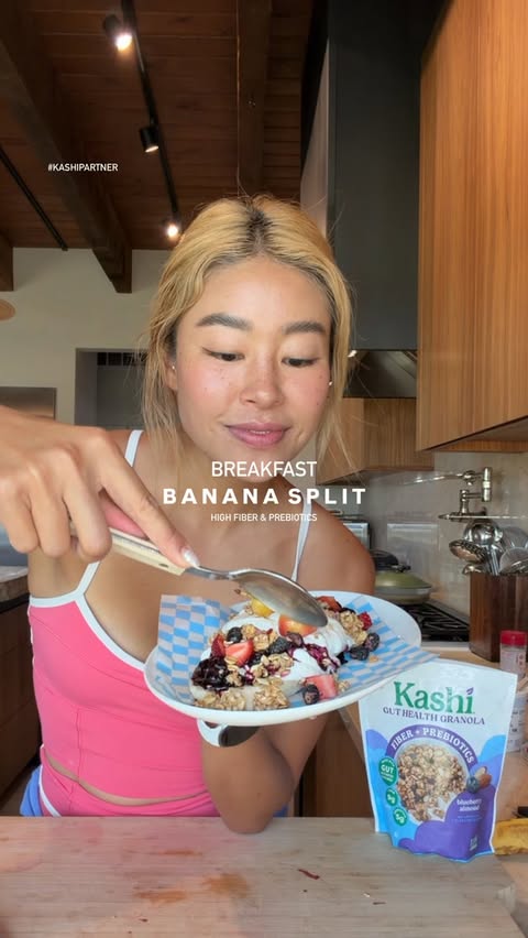 Instagram post by @rrayyme for Kashi. Caption reads: #kashipartner Sooo fun to eat! 🍌🍓Just slice a....