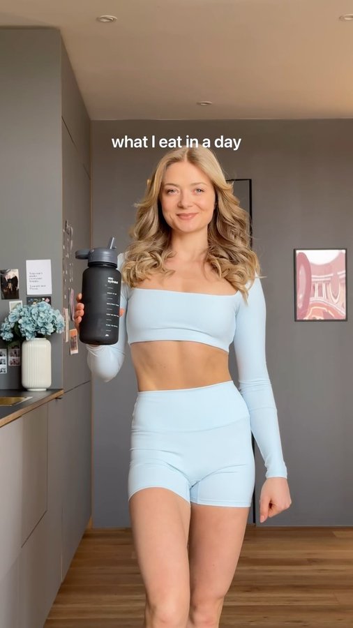 Instagram post by @growingannanas for foodspring. Caption reads: Anzeige - a full day of balanced, new healthy....