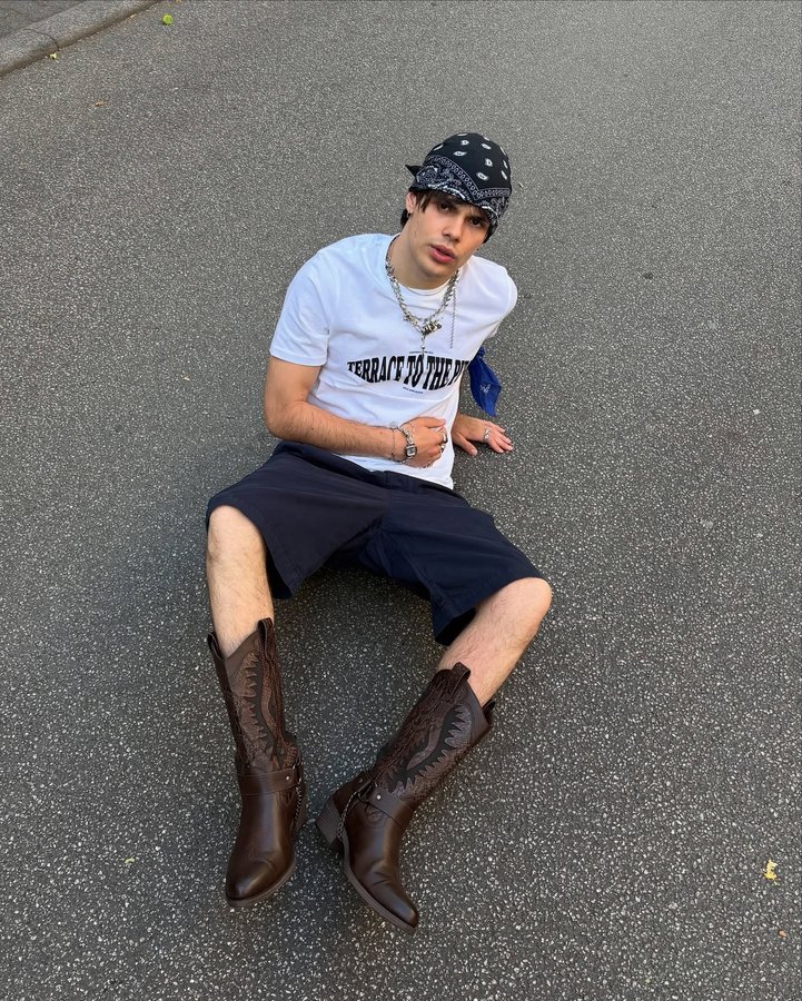 Instagram post by @icviero for Lyle & Scott. Caption reads: Dressing for summer is easy with @lyle_and_scott....