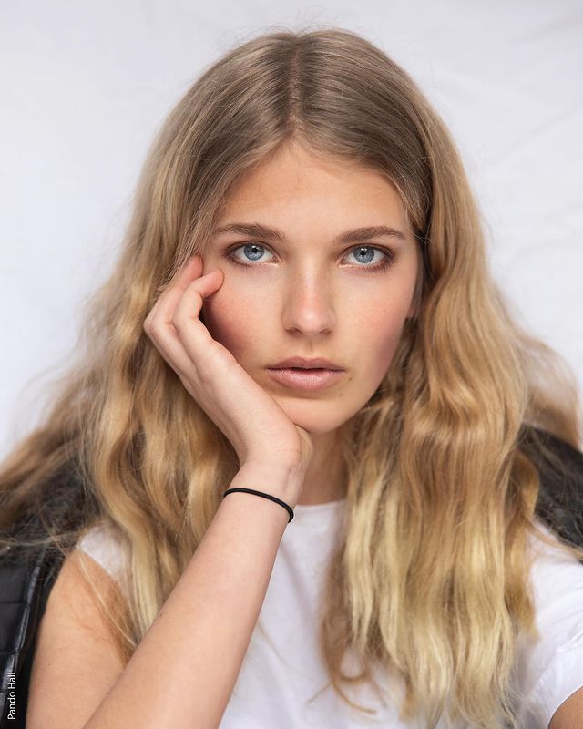 Instagram post by @pandohall_photography for MODELWERK. Caption reads: [...] in front of my lovely camera! @modelwerk 🌹....