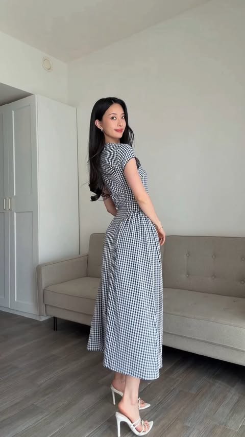 Instagram post by @hyn_x for Commense. Caption reads: [...] ones are your favs? 🤭 . Dresses from....