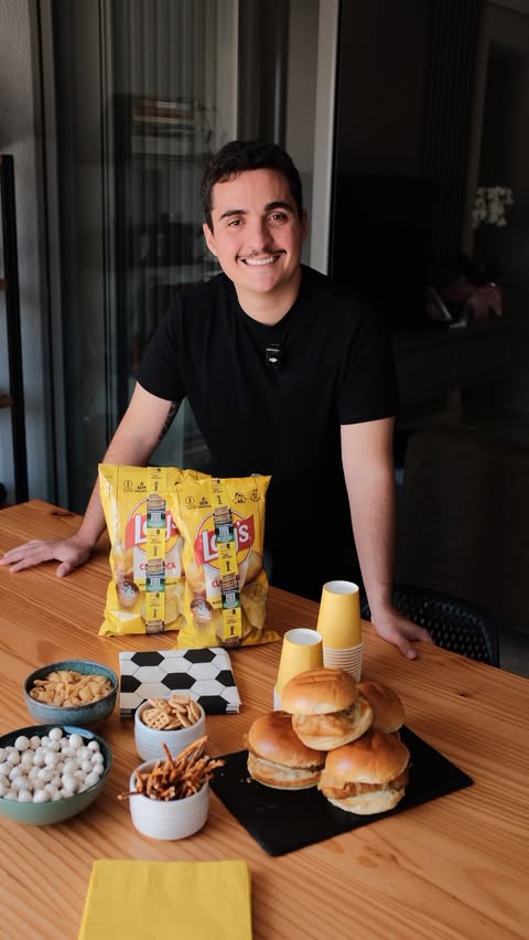 Instagram post by @danilovcarneiro for Lay’s Brasil. Caption reads: POV: você veio comer aqui em casa Dia de jogo é....