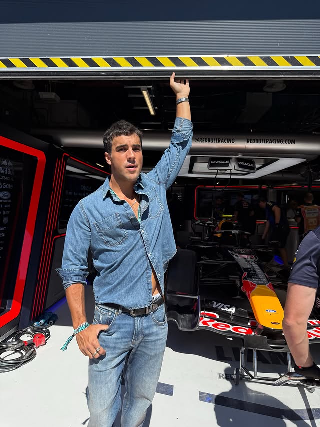 Instagram post by @oscar_casas_ for Pepe Jeans London. Caption reads: Madrid no me dejas de sorprender @pepejeans....