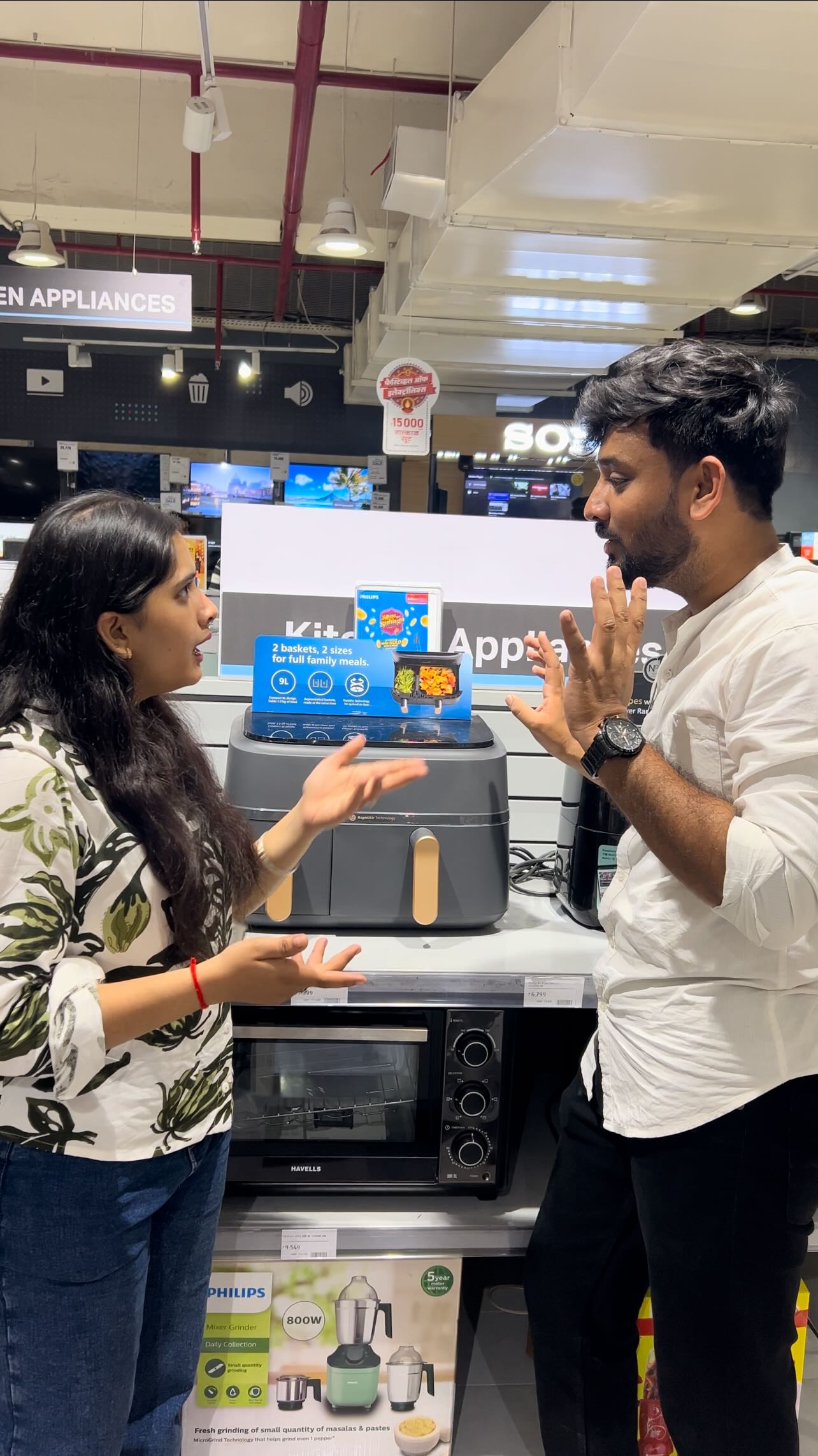 Instagram post by @kiranpatilvlogs for Reliance Digital. Caption reads: Philips che वस्तू भारी… आणि ऑफर सोन्याहून भारी ✨....