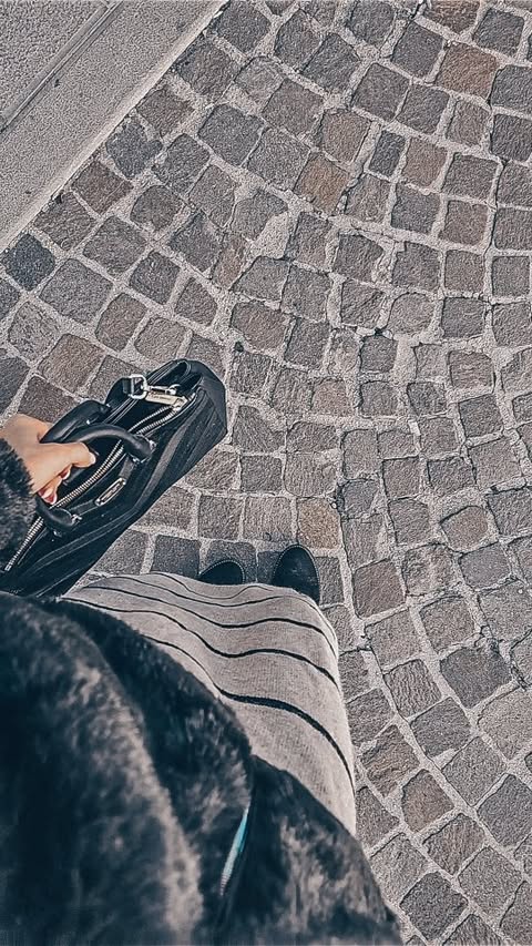 Instagram post by @glo90ry for Michael Kors. Caption reads: Xoxo @michaelkors 
Anche voi siete delle bags....