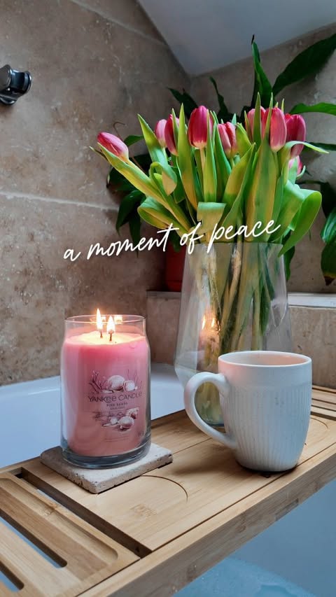 Instagram post by @lyndsay.and.the.girls for Yankee Candle. Caption reads: [...] my favourite Pink Sands candle by....