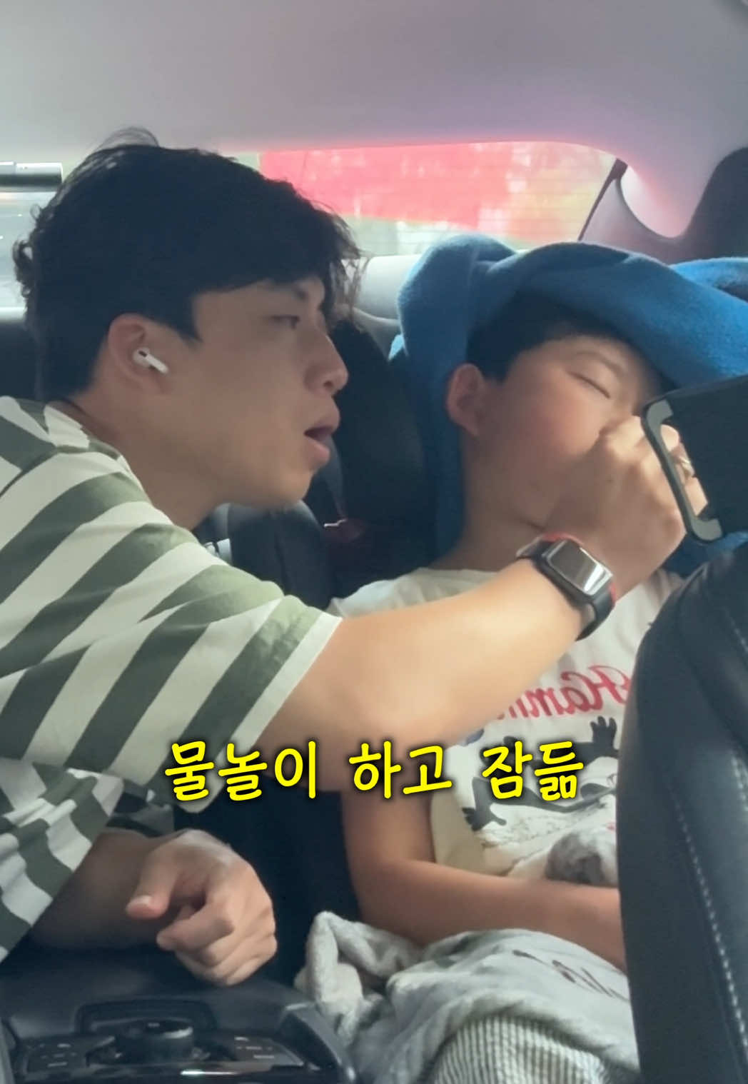 TikTok post by @kim_hodu for MAONO. Caption reads: [...] 컨텐츠를 더욱 또렷하고 재미있게 만들어보세요! [추첨 이벤트] 1.@Maono....