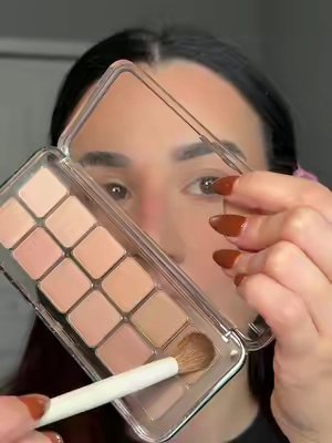 TikTok post by @najatmua for CLIO US. Caption reads: #gifted_by_Clio Mis productos seguros para esta....