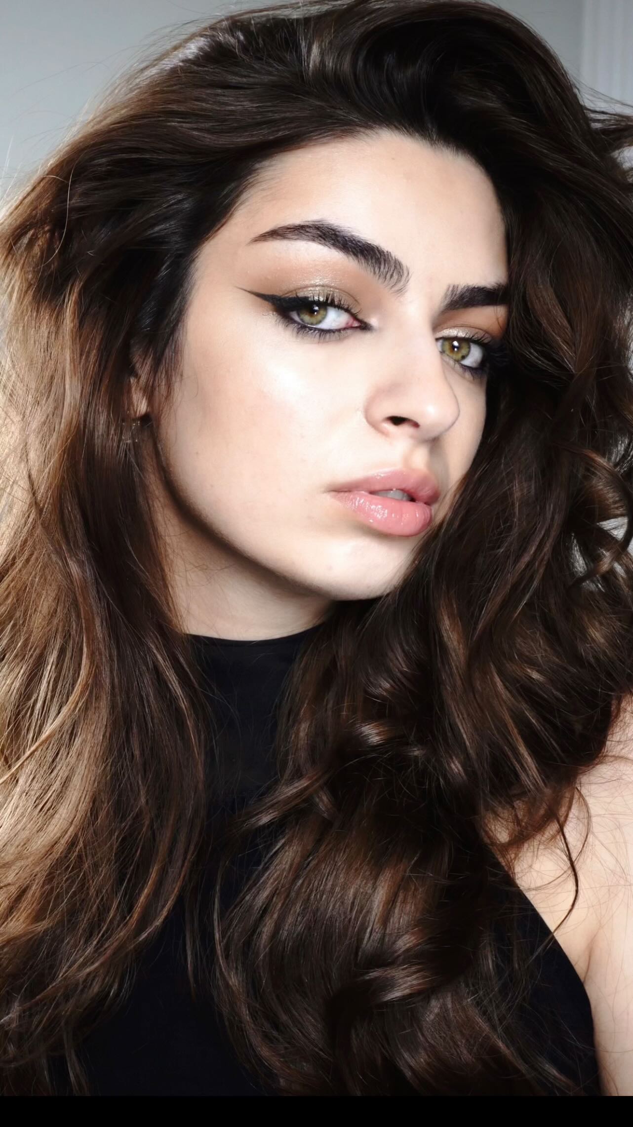 Instagram post by @mariadius for Arooba Beauty. Caption reads: [...] Eye Makeup ✨🐚

This shade in the....