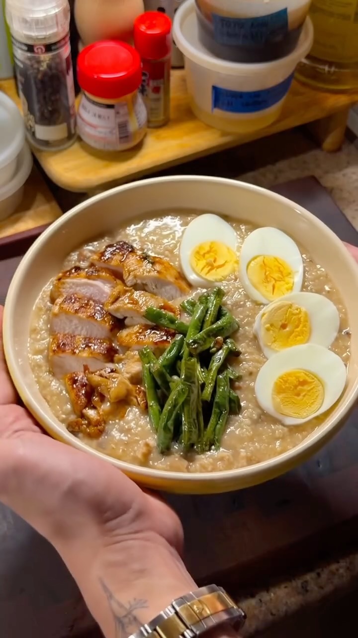 Instagram post by @icoylaa for Quaker Oats. Caption reads: leftover chicken arroats caldoats na may....