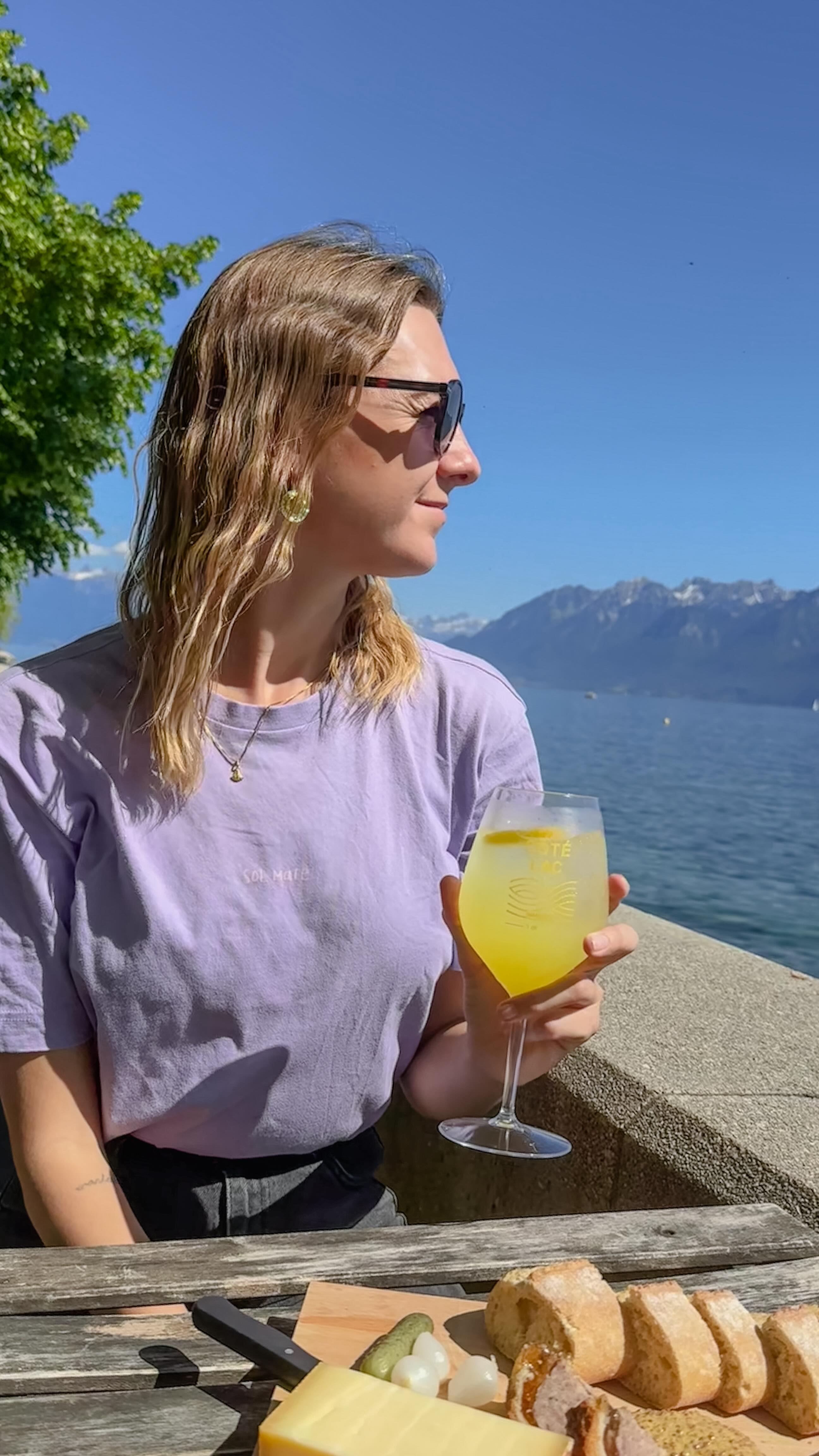 Instagram post by @jetee_de_la_compagnie for Switzerland. Caption reads: Et si l’été se résumait à ça : un vélo, le lac, et....