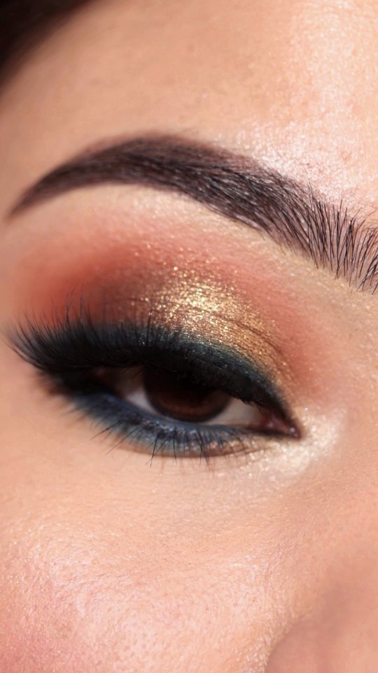 Instagram post by @palletesandpaint for Colorbar Cosmetics. Caption reads: Ready to up your eye game?🔥

Our I-Glide Magic....