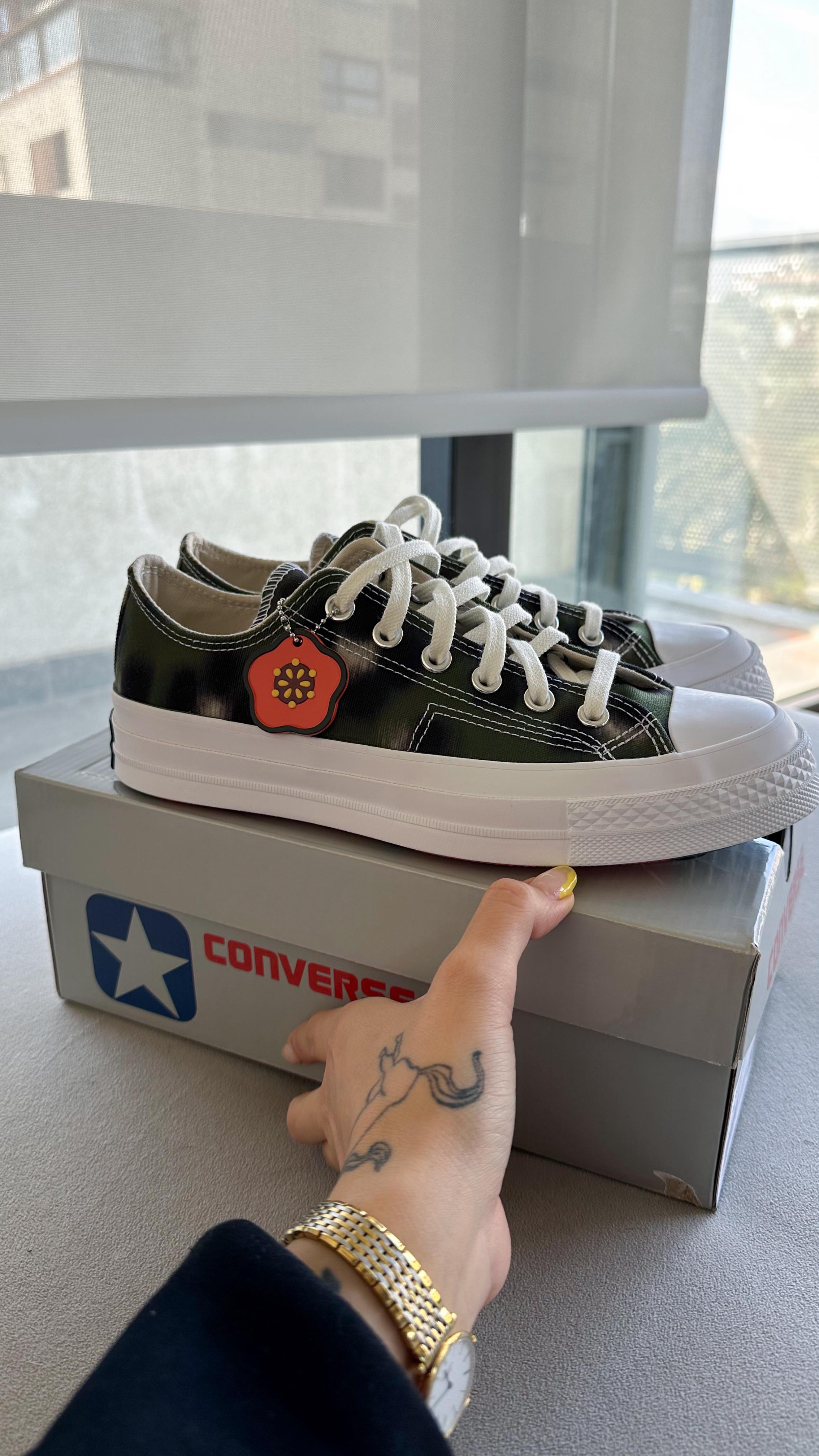 Instagram post by @titahuman for KENZO. Caption reads: ¿CONVERSE X KENZO? ⭐️🌸 ¡Demasiado icónico! 🤗....