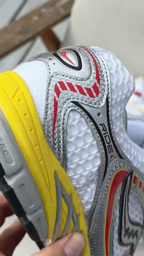 Instagram post by @simon.steenberg for Saucony. Caption reads: LPU ⚡️ Saucony Progrid Ride 1 ❤️ gifted by [...].