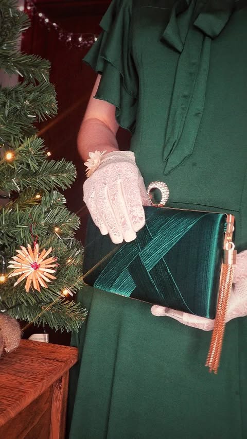 Instagram post by @dressedbyjosephine for BABEYOND. Caption reads: [...] an outfit for a Christmas party 🎄✨️-....