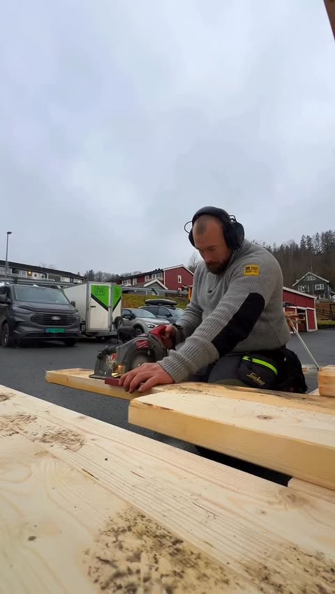 Instagram post by @tomrerjuvet for Milwaukee Tool. Caption reads: [...] #tømrer #tømrerlivet #håndverker....