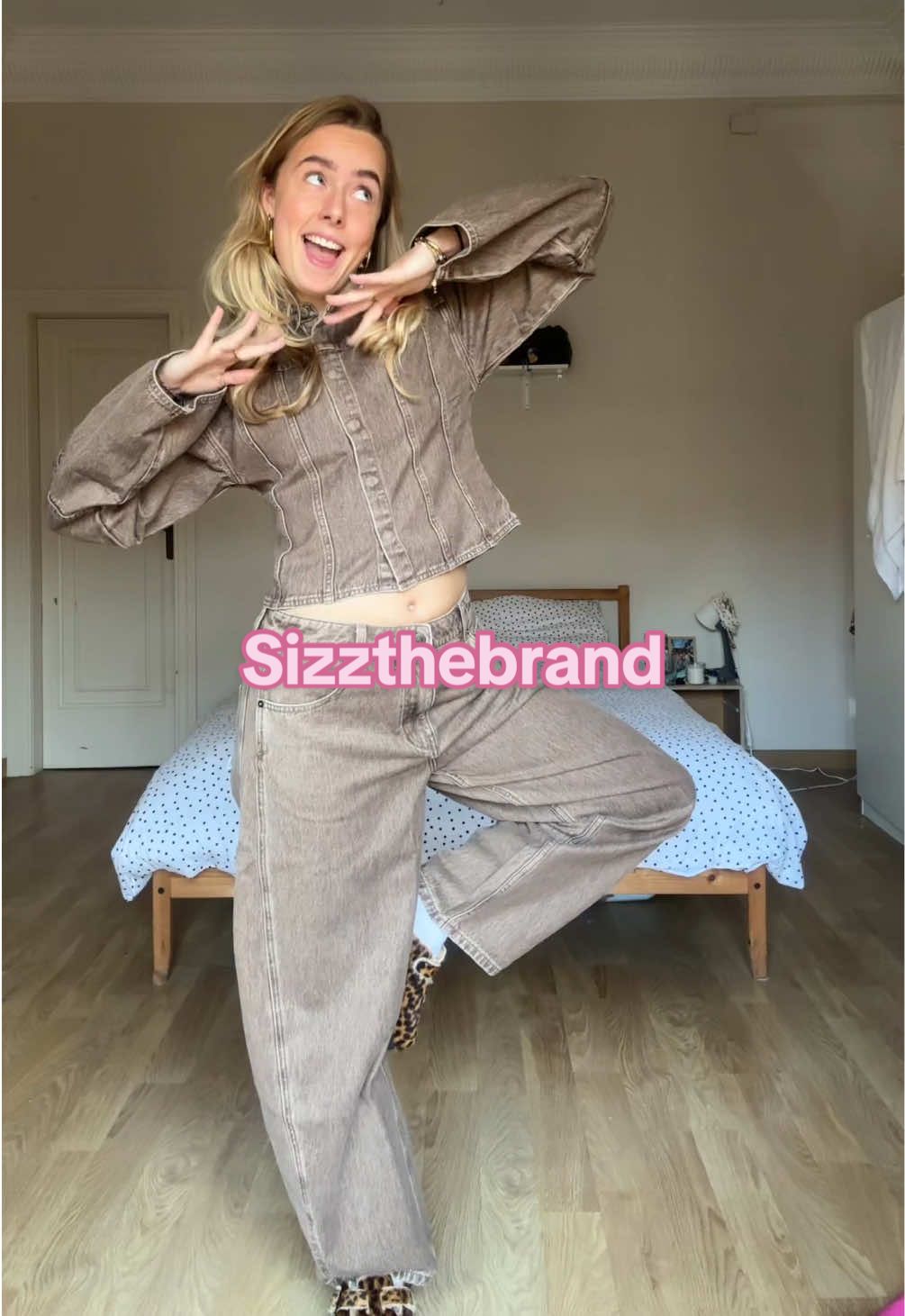TikTok post by @nienkevwesten for SIZZ THE BRAND. Caption reads: Hoe leuk is deze set? @SIZZ the brand....