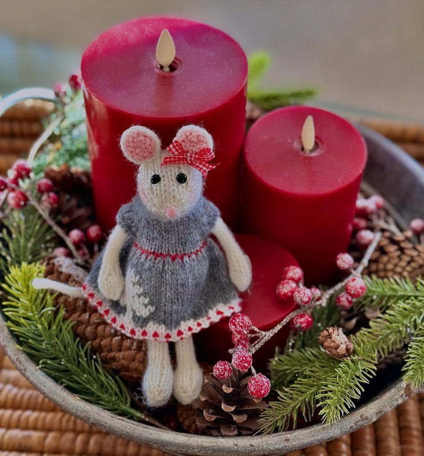 Instagram post by @warmwoolenwishes for Knit Picks. Caption reads: Holiday mouse ready for stocking stuffing 🐭🎄🎅....