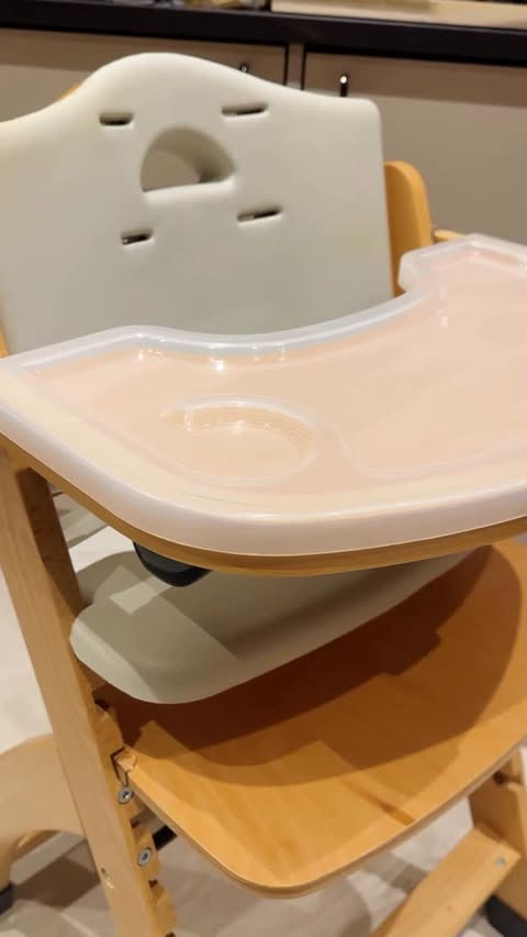 Instagram post by @lifewithaliceandcharlotte for Abiie. Caption reads: [...] moving in ✨ The beyond junior high chair....