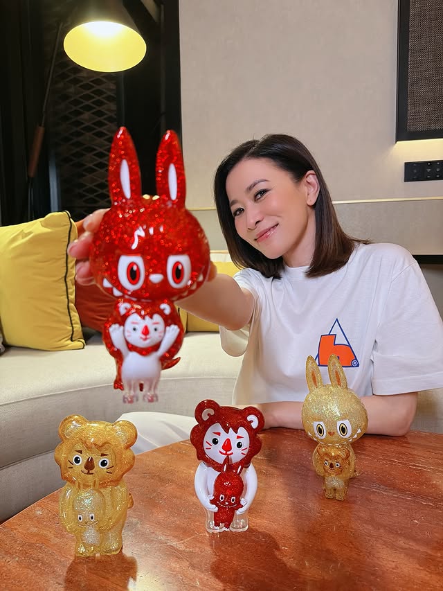 Instagram post by @charmaine_sheh for HSBC. Caption reads: 滙豐 x THE MONSTERS雙周年嘅聯乘Figure真身隆重登場 @hsbc_hk.