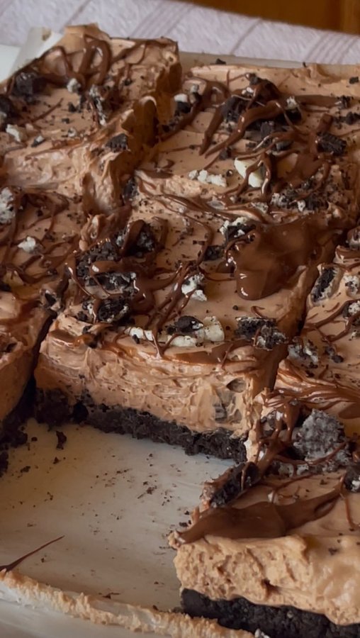 Instagram post by @lovevivvv for Nutella. Caption reads: No bake nutella oreo cheesecake❤️🍫 full recipe on....