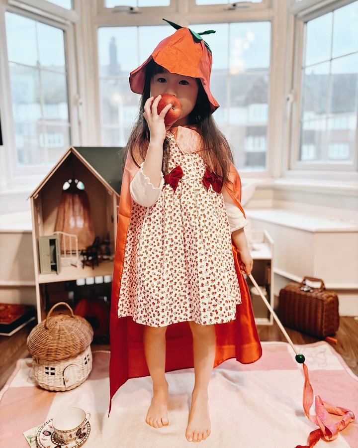 Instagram post by @elka.growth.journey for Sarah’s Silks. Caption reads: [...] red and pink!

Have you seen the Sarah’s....